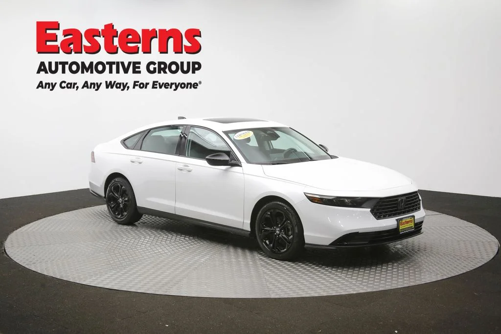 Used 2025 White Honda SE image 48