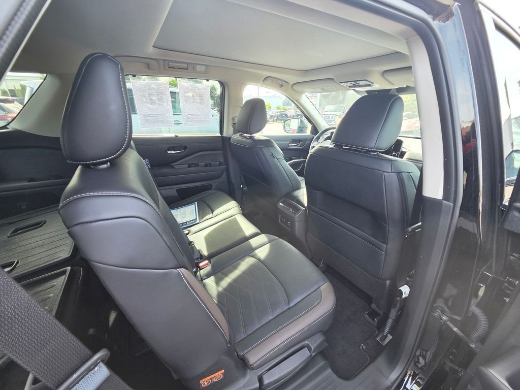 Used 2025 Black Nissan Platinum image 21