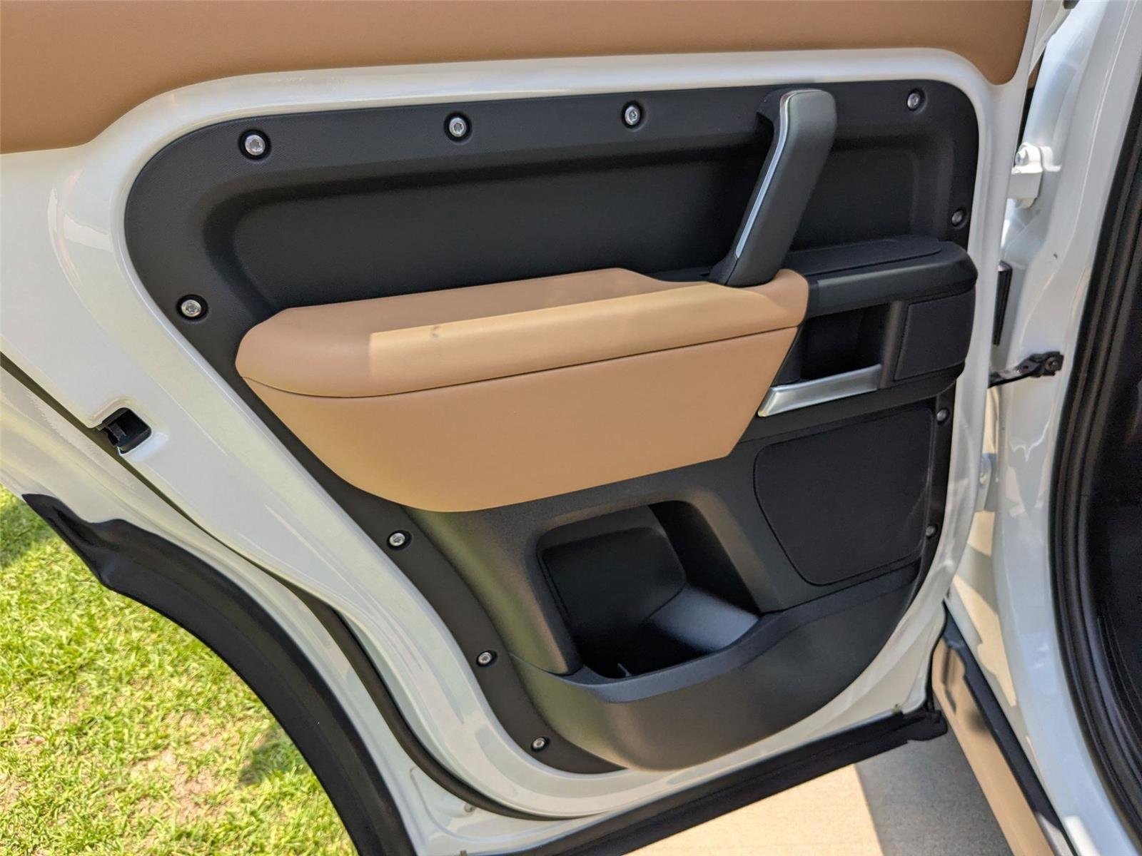 New 2026 Fuji White Land Rover X-Dynamic SE image 23