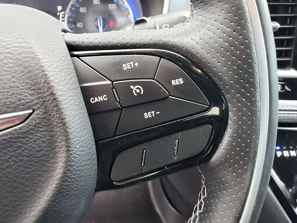 Used 2019 Silver Chrysler Limited image 11
