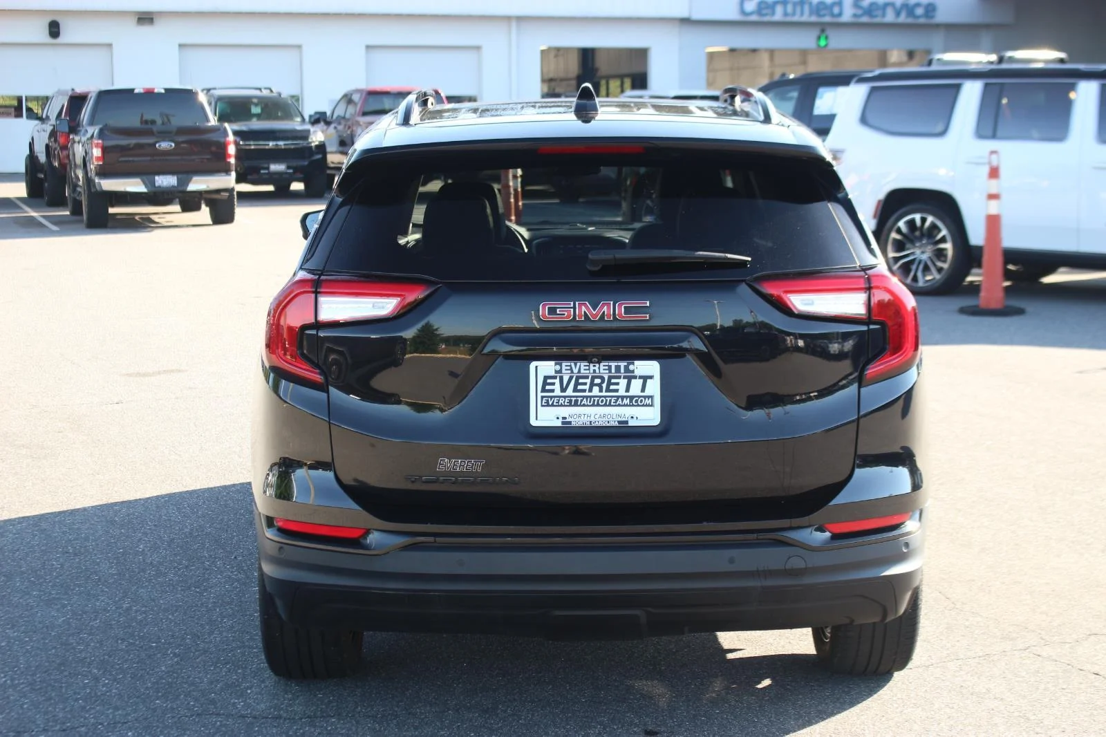 Used 2022 Ebony Twilight Metallic GMC SLT image 6