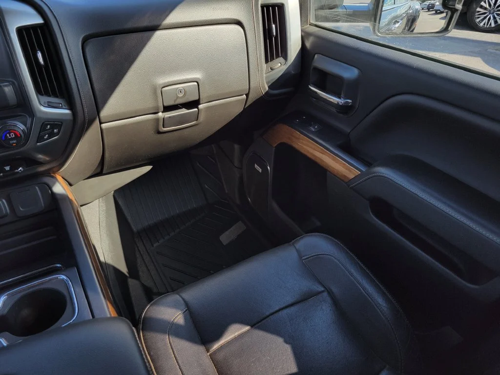 Used 2019 GRAPHITE METALLIC Chevrolet LTZ image 19