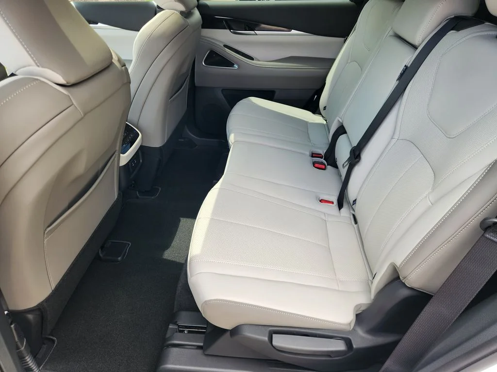 New 2027 RADIANT WHITE INFINITI Sport AWD image 11