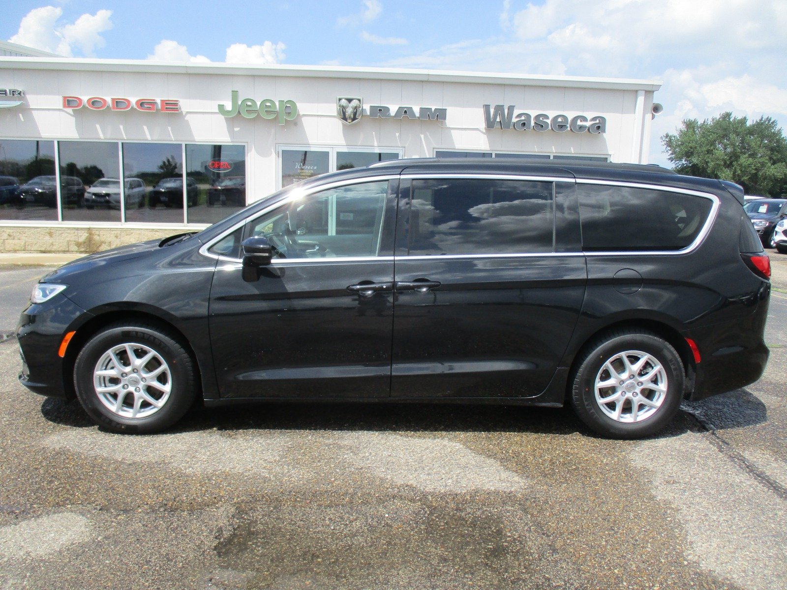 Used 2022 Chrysler Pacifica Touring L with VIN 2C4RC1BG2NR215200 for sale in Waseca, Minnesota