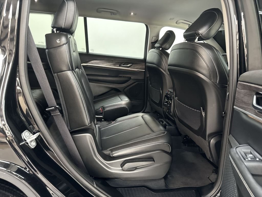 Used 2023 Diamond Black Jeep Limited image 17