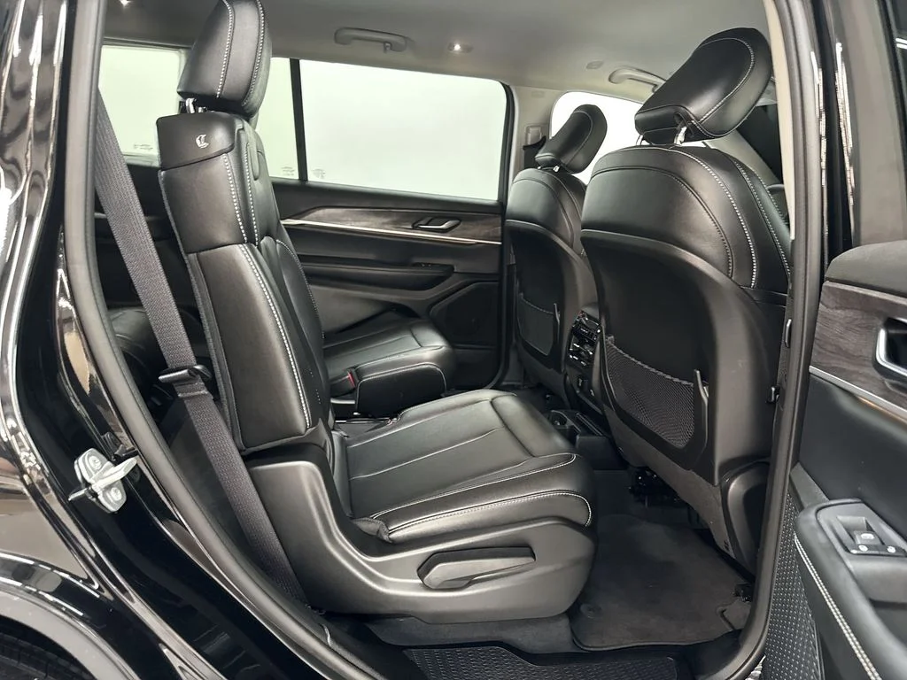 Used 2023 Diamond Black Jeep Limited image 17