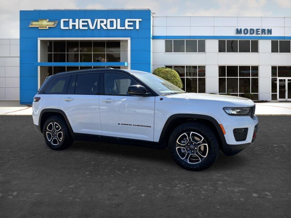 Used 2022 Bright White Clearcoat Jeep Trailhawk image 6