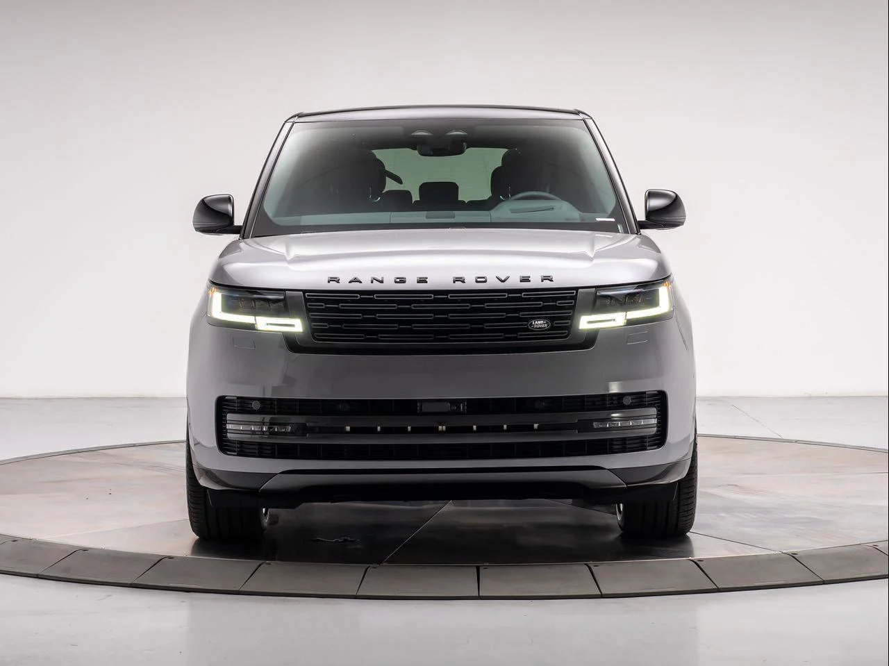 New 2026 Eiger Grey Land Rover P550e SE image 8
