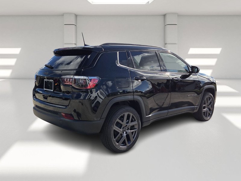 New 2026 Diamond Black Crystal Pearl-Coat Exterior Paint Jeep LATITUDE ALTITUDE 4X4 image 5