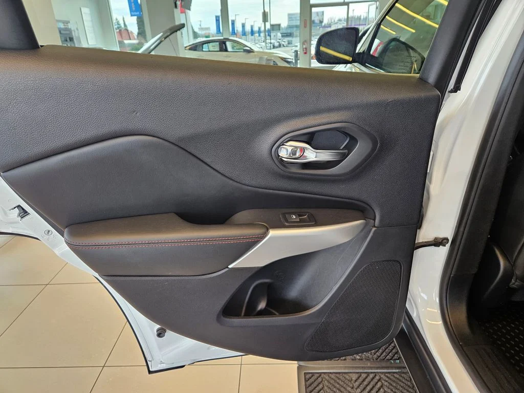 Used 2018 White Jeep Trailhawk image 28