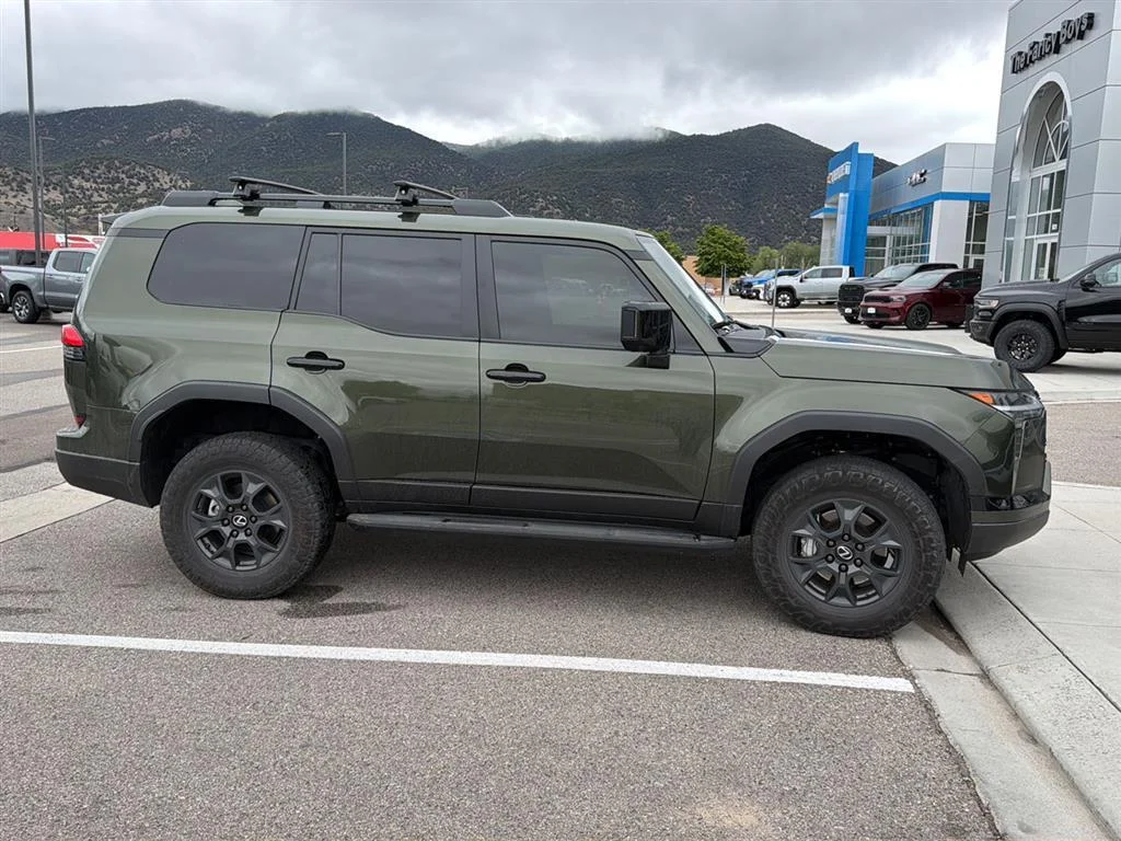 Used 2025 Nori Green Pearl Lexus GX 550 Overtrail image 4