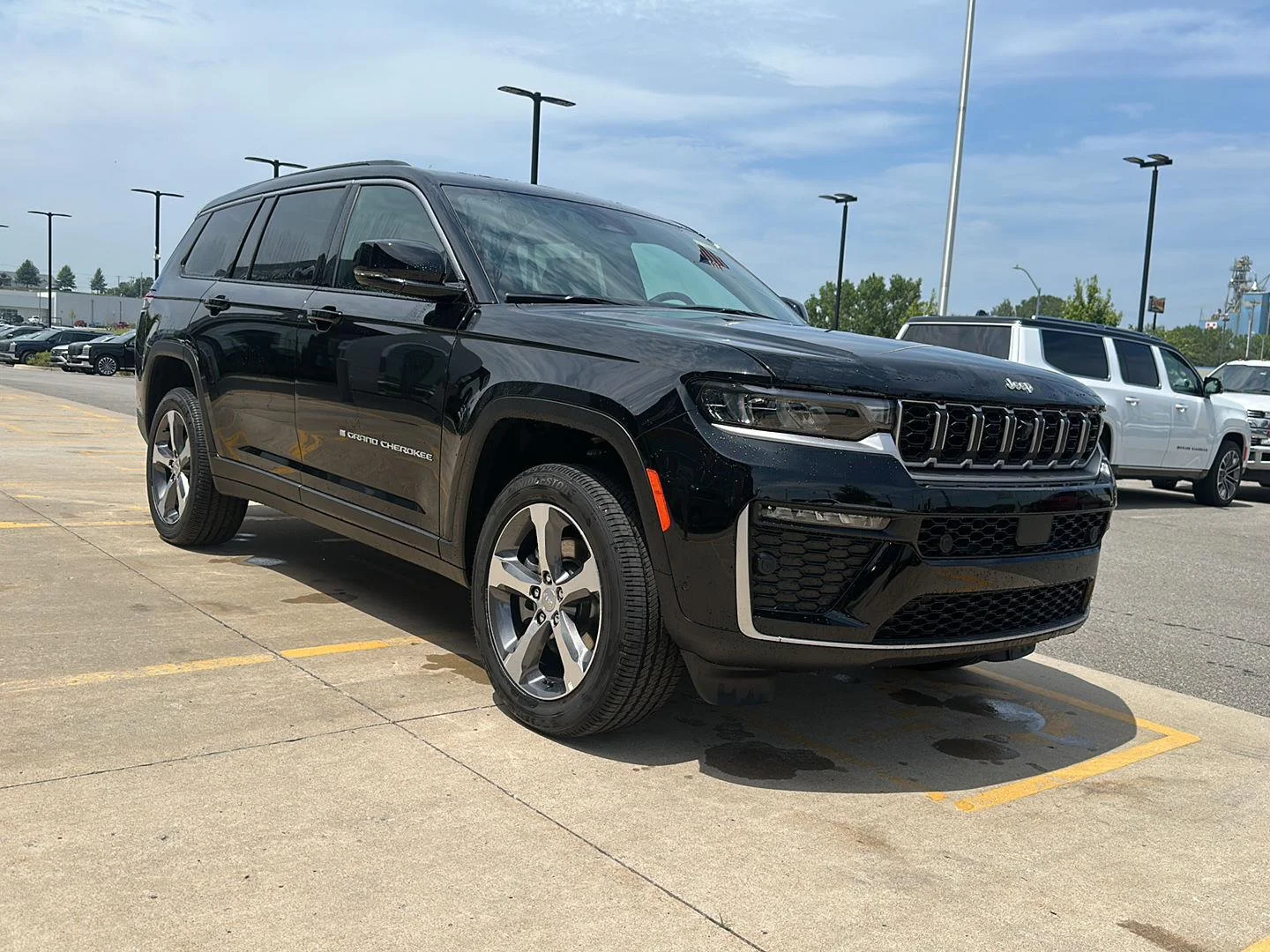New 2026 Diamond Black Crystal Pearlcoat Jeep Limited image 5