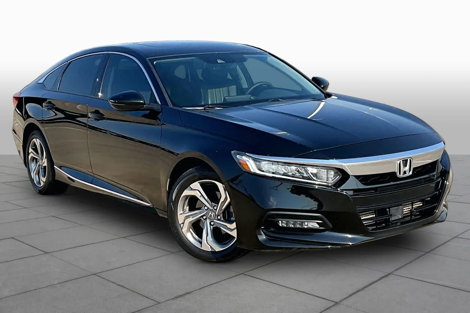 Used 2018 Crystal Black Pearl Honda EX-L 1.5T image 3