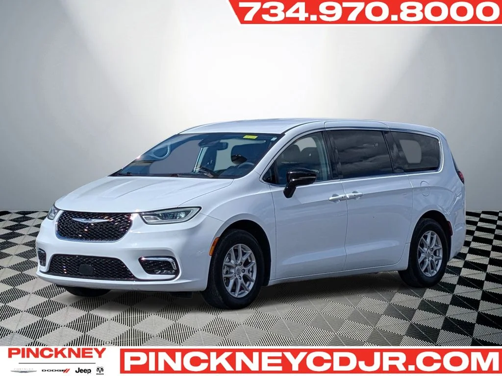 2024 Chrysler Pacifica Touring L's photo