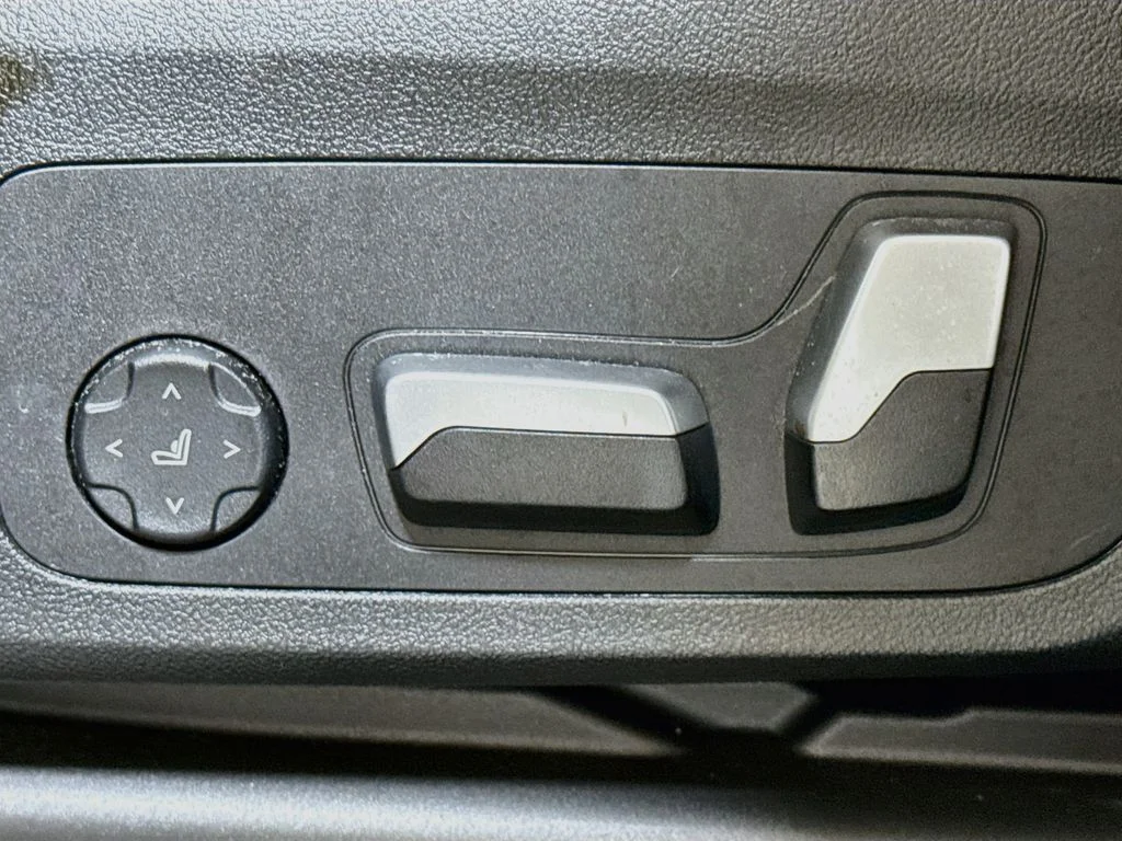 Used 2024 Gray BMW sDrive30i image 4