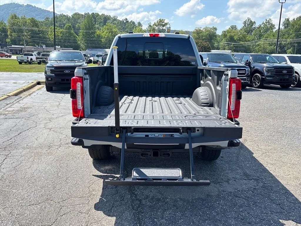 Used 2025 White Ford Lariat image 7