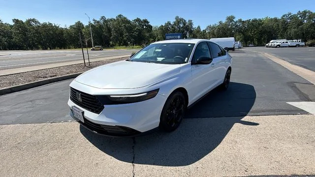 Used 2025 White Honda SE image 1