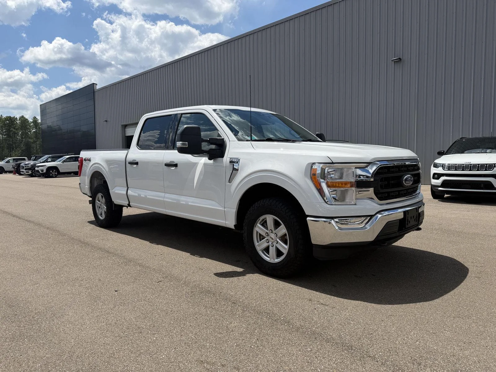 Used 2022 Oxford White Ford XLT image 3