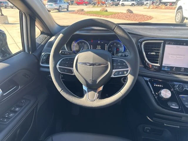 2026 Chrysler Pacifica Select - Photo 17