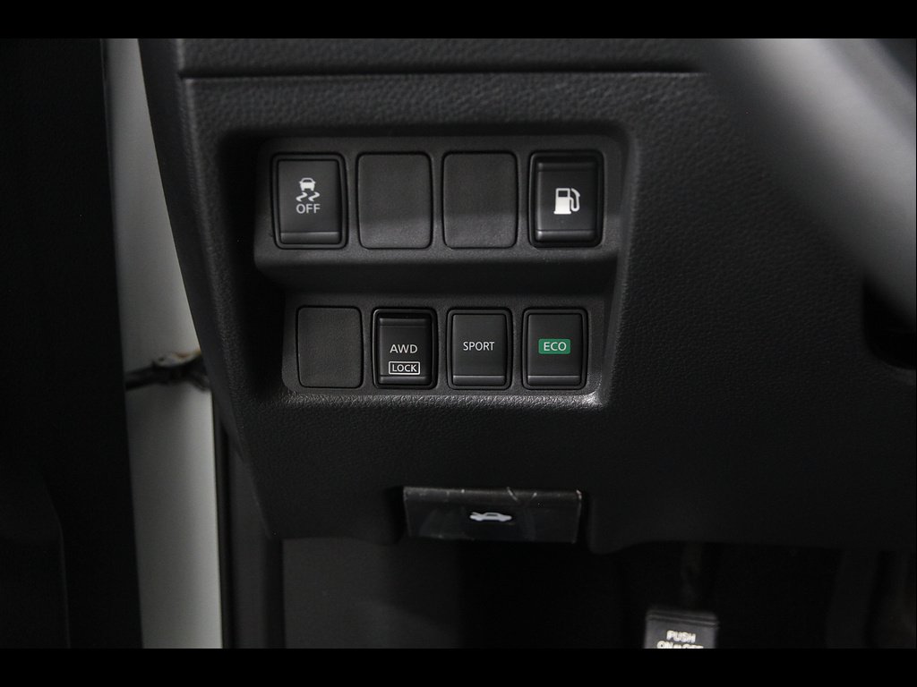 Used 2018 Glacier White Nissan S image 6