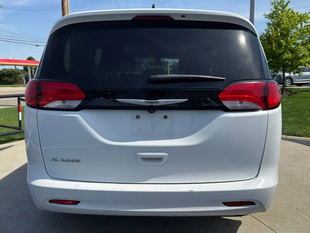 Used 2022 Bright White Clearcoat Chrysler LX image 6
