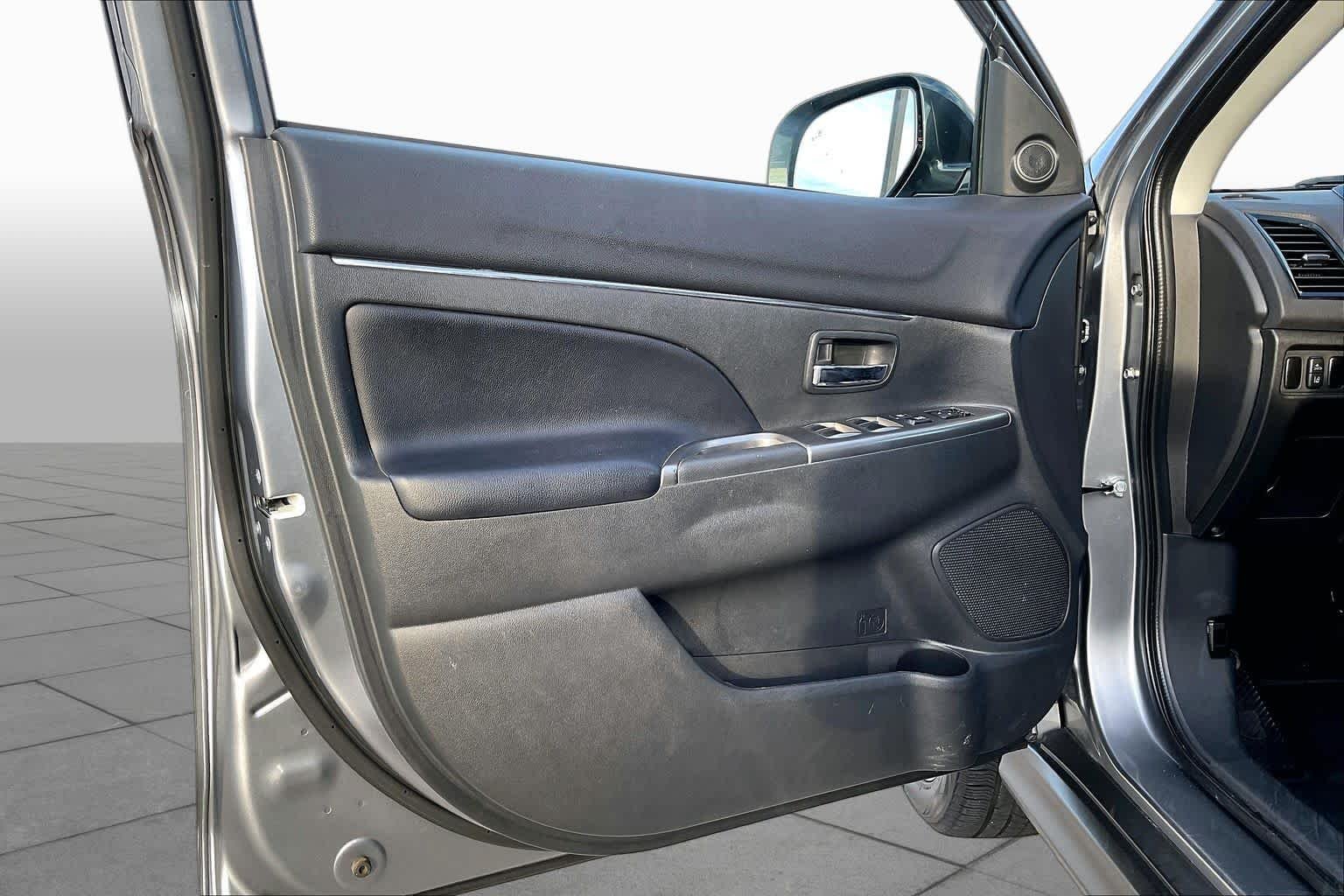 Used 2024 Mercury Gray Metallic Mitsubishi SE image 21