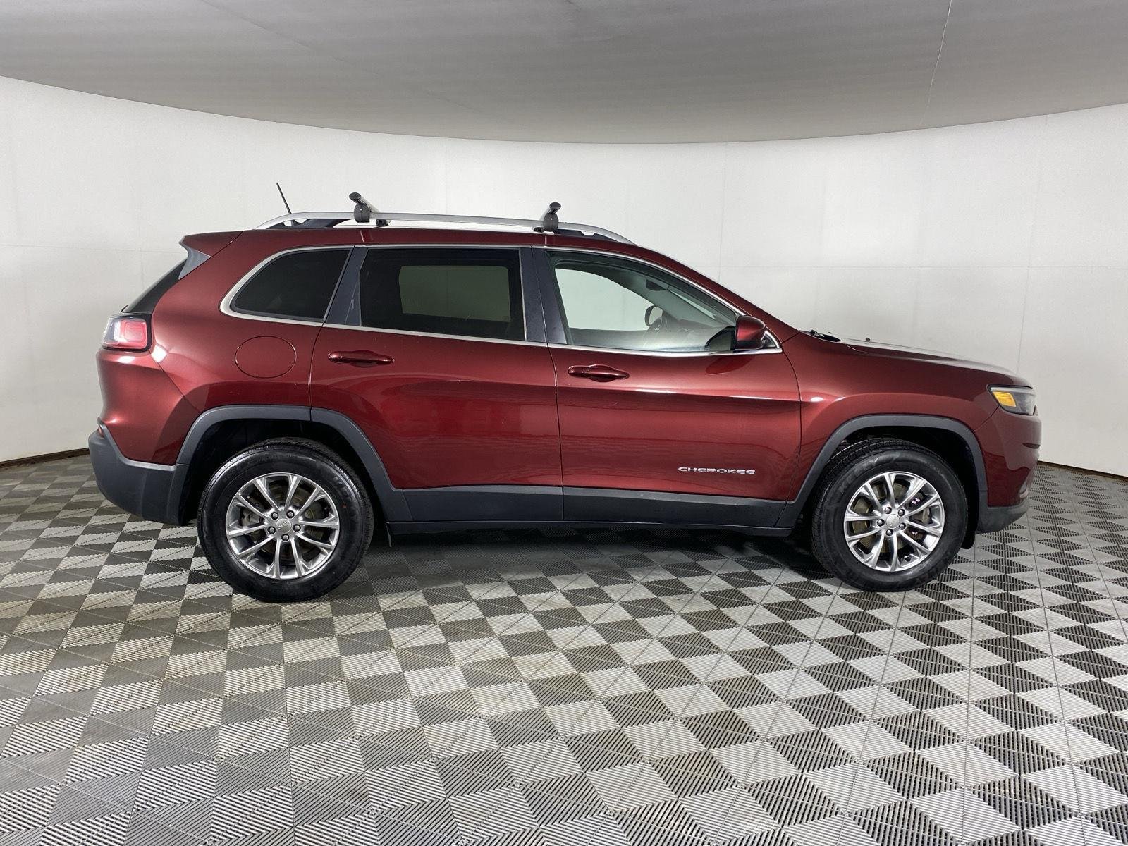 Used 2019 Velvet Red Pearlcoat Jeep Latitude Plus image 11