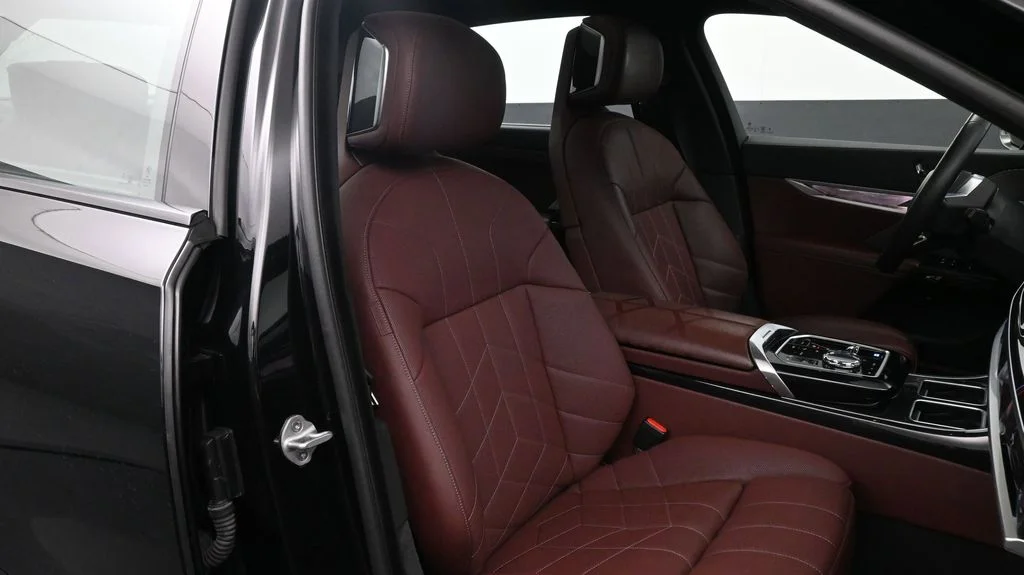 2025 BMW i7 50 - Photo 17