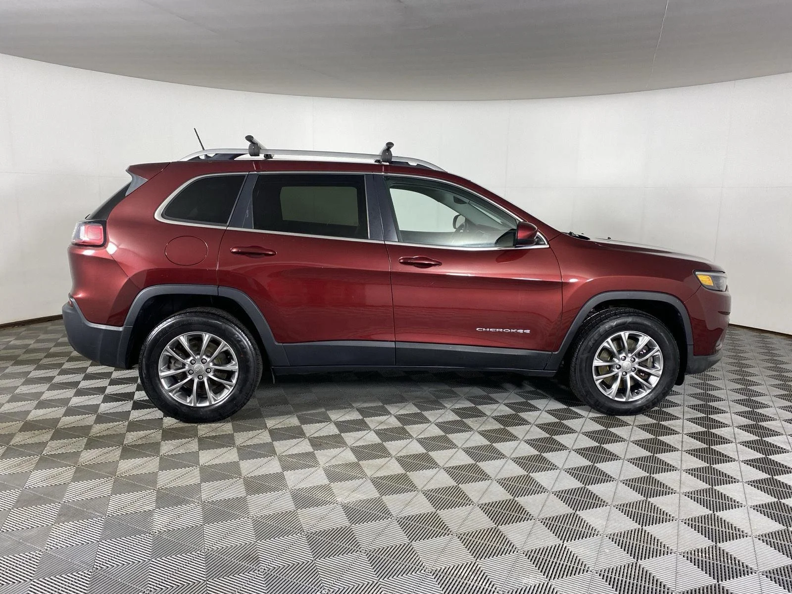 Used 2019 Velvet Red Pearlcoat Jeep Latitude Plus image 11