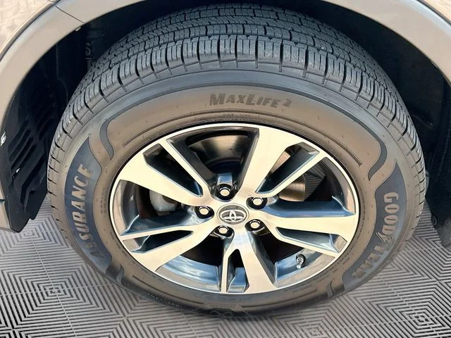 Used 2018 Gray Toyota XLE image 30