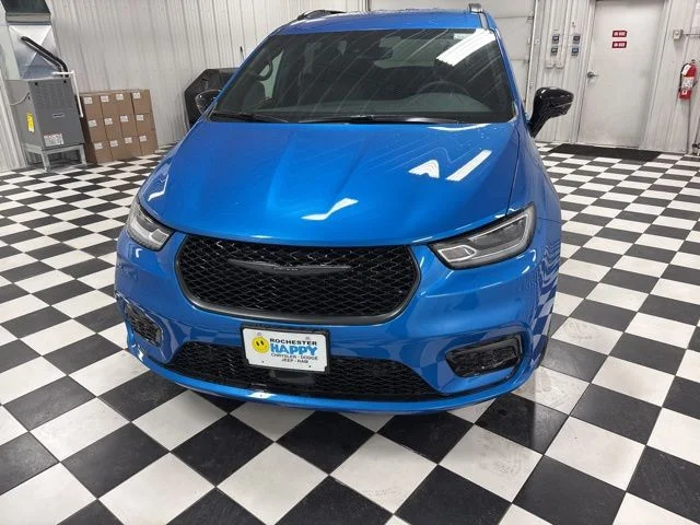 New 2026 Hydro Blue Pearl-Coat Exterior Paint Chrysler Select image 2