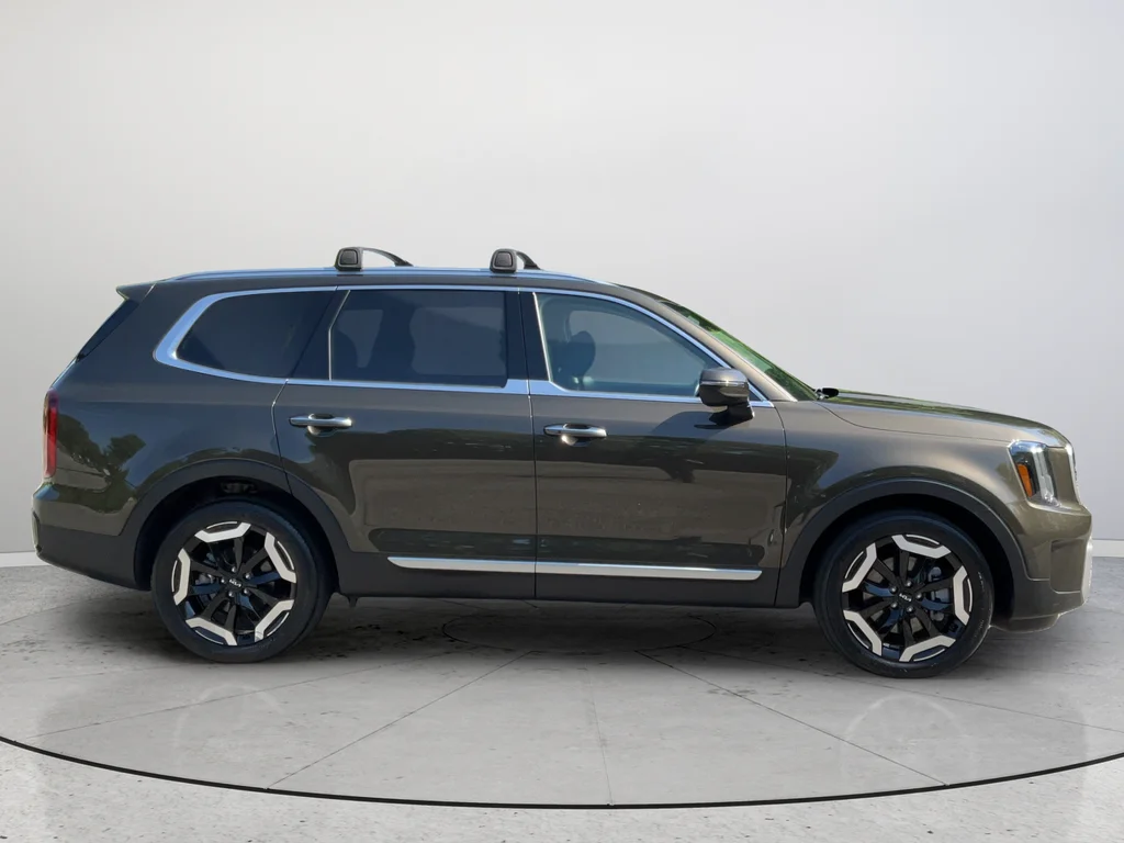 Used 2023 Green Kia S image 6