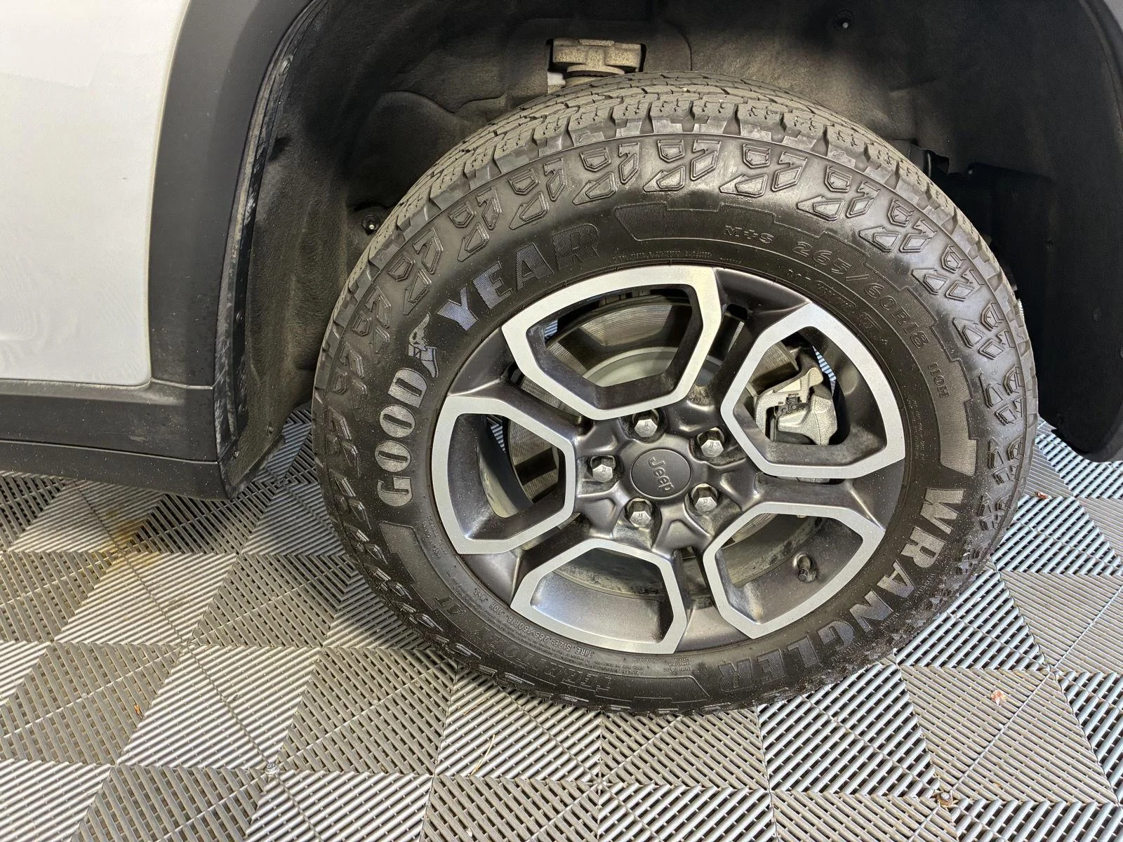 Used 2023 Silver Zynith Jeep Trailhawk image 16