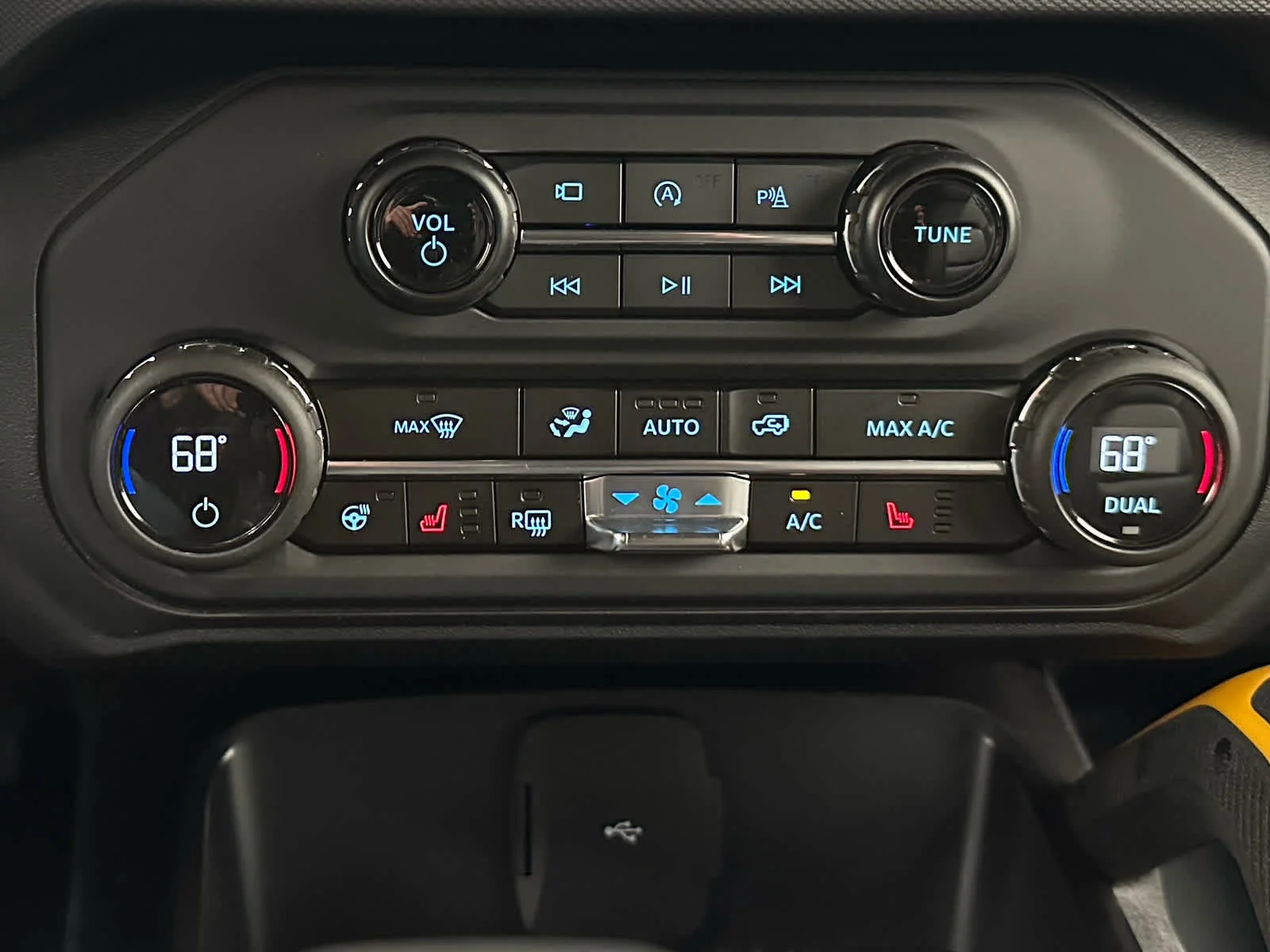 Used 2024 Azure Gray Metallic Tri-Coat Ford Badlands image 30
