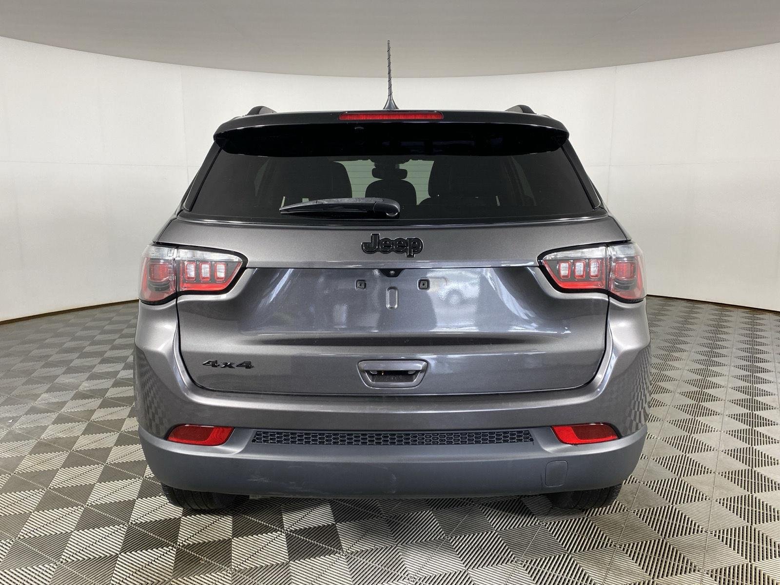 Used 2023 Granite Crystal Metallic Clearcoat Jeep Altitude image 9
