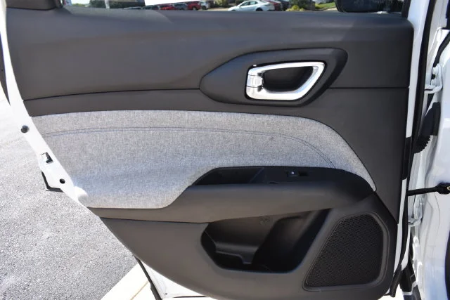 Used 2022 White Jeep Latitude image 12