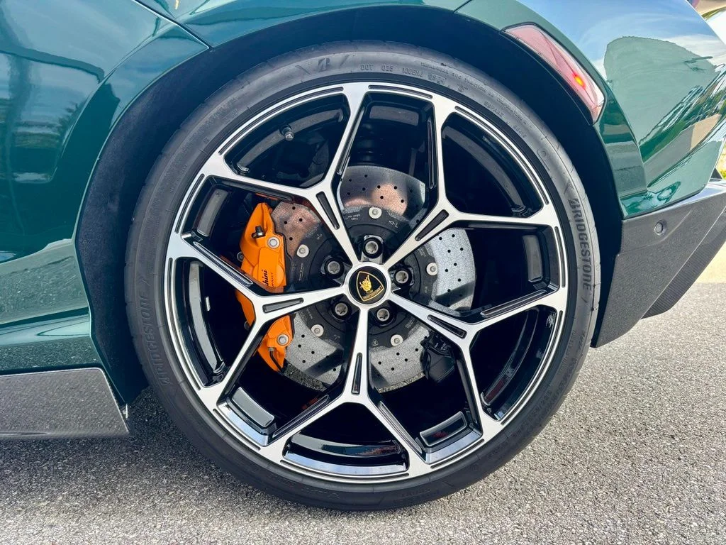Used 2025 Verde Hydra Metallic Lamborghini  image 18