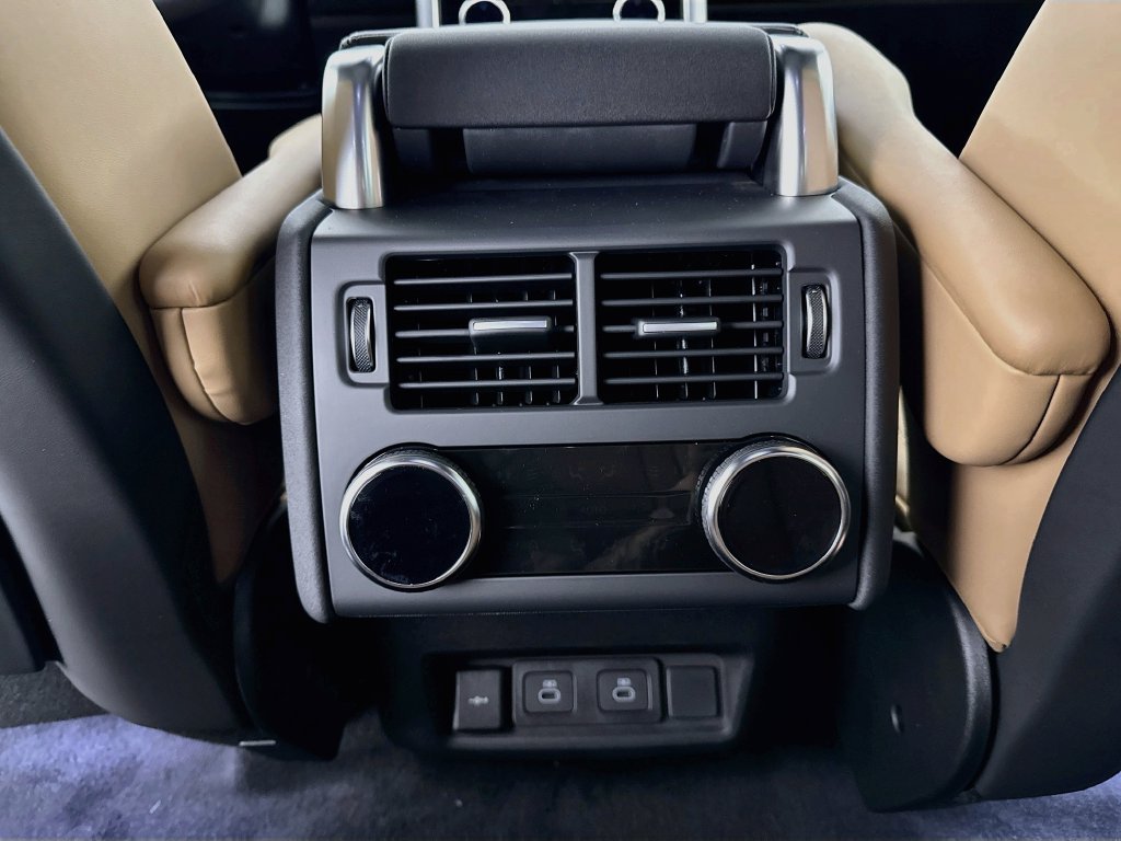 New 2026 Santorini Black Land Rover Dynamic SE image 27