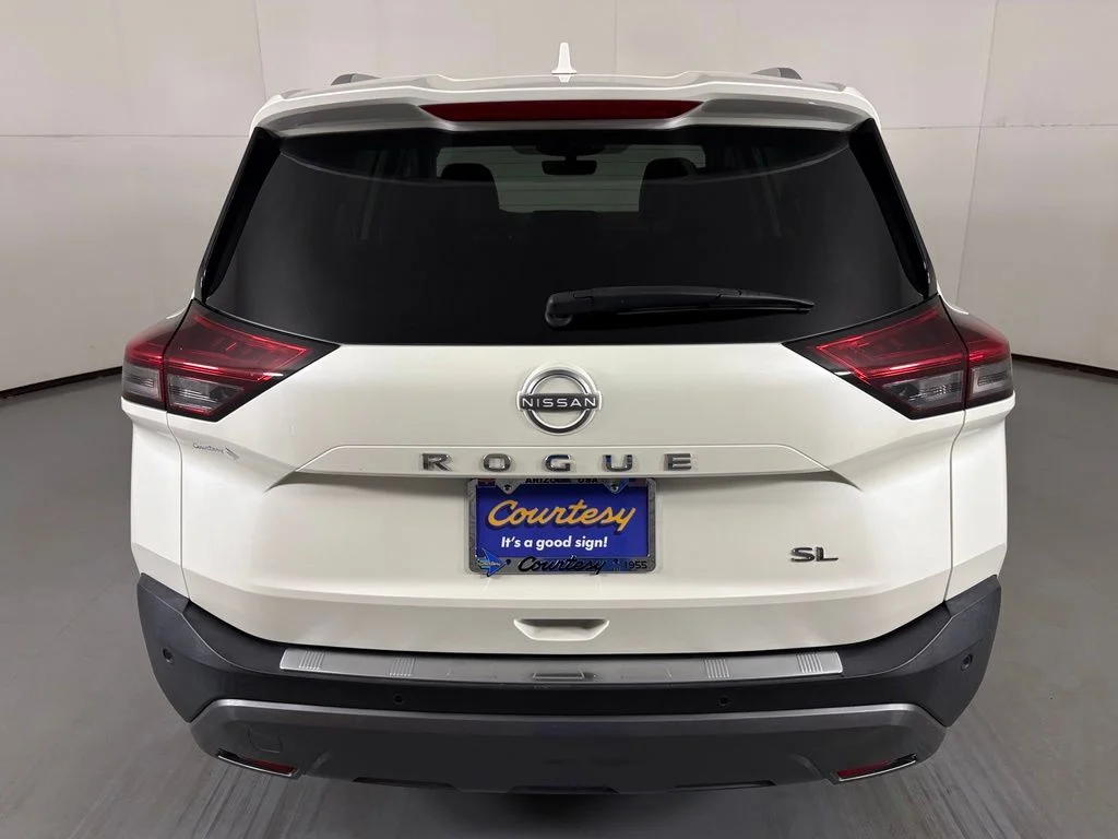 Used 2022 White Nissan SL image 7