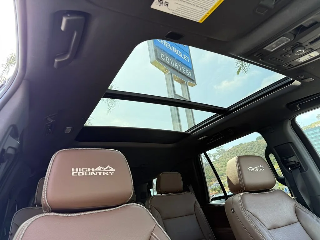 Used 2023 Iridescent Pearl Tricoat Chevrolet High Country image 17