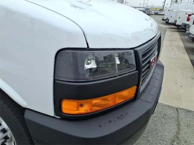 New 2025 Summit White Chevrolet WT image 31