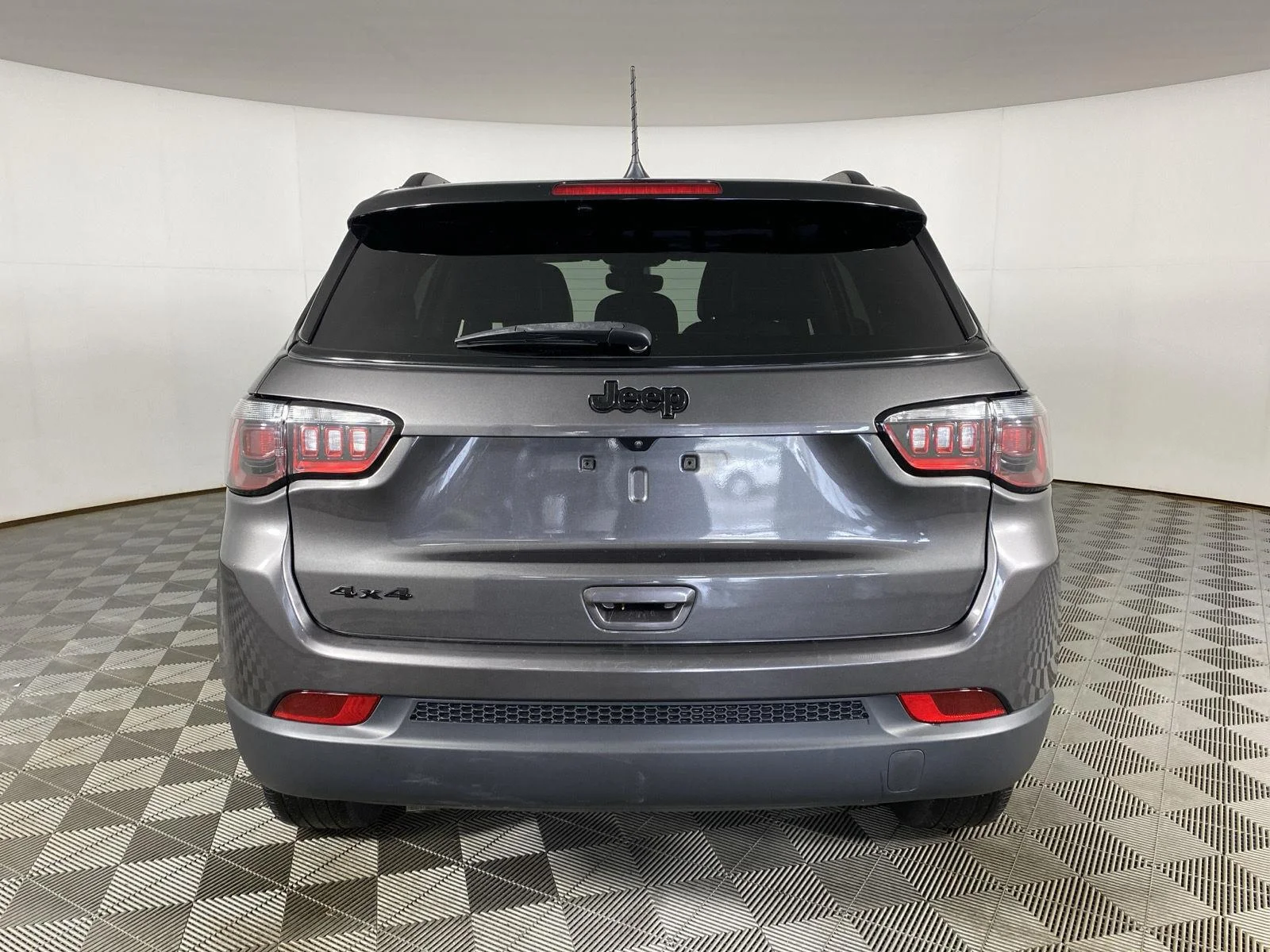 Used 2023 Granite Crystal Metallic Clearcoat Jeep Altitude image 9