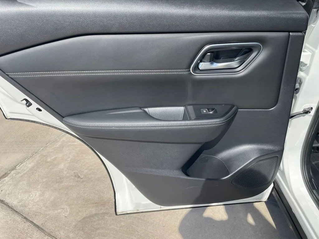 Used 2024 White Nissan Platinum image 25