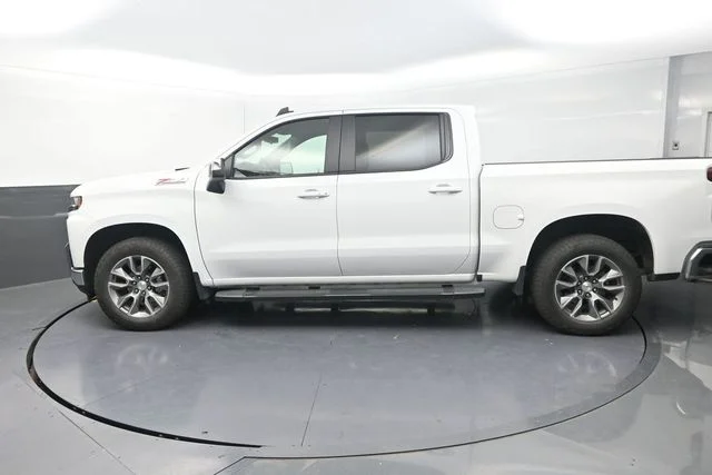 Used 2022 White Chevrolet LT image 4