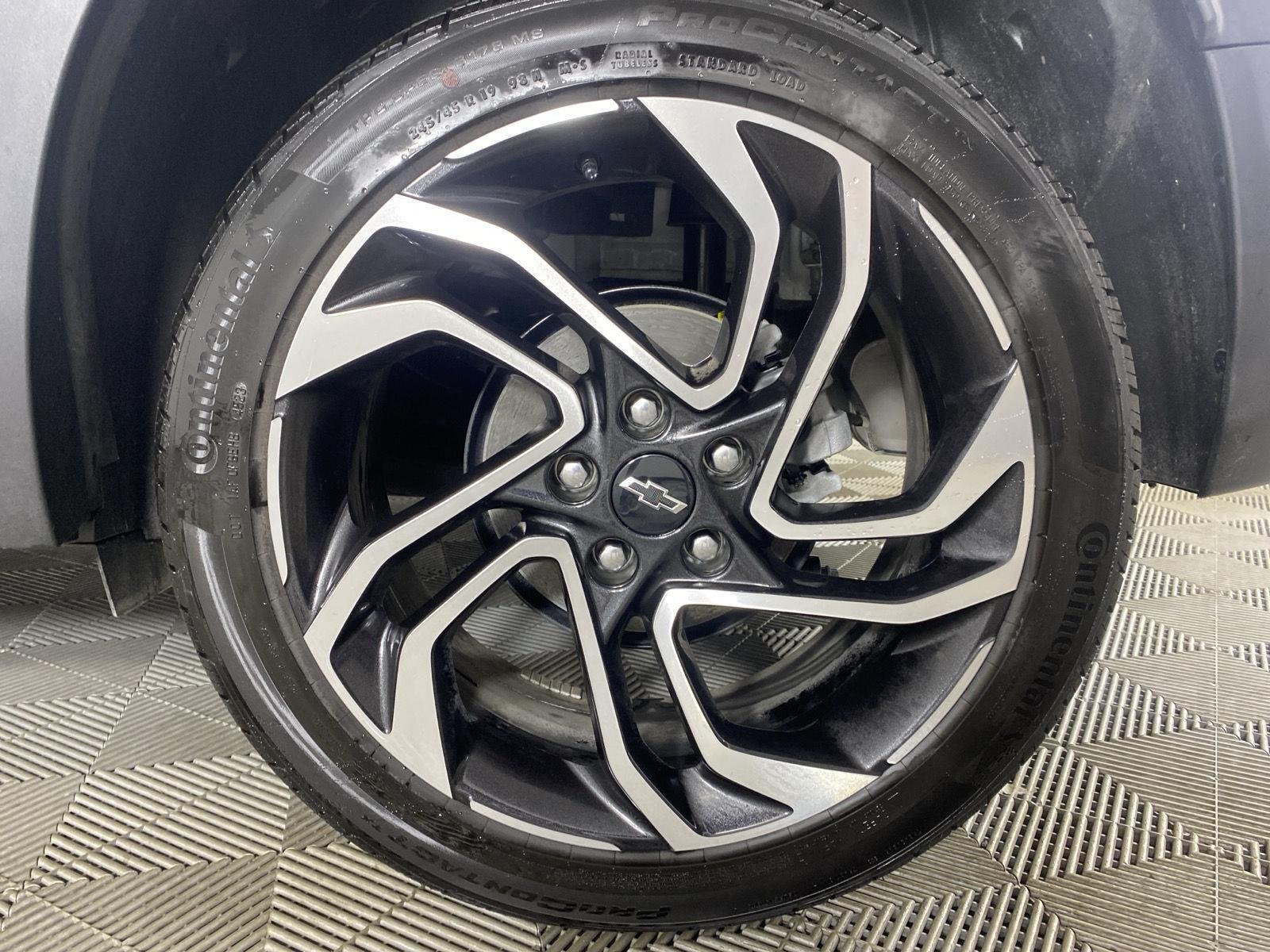 Used 2025 Iridescent Pearl Tricoat Chevrolet RS image 9