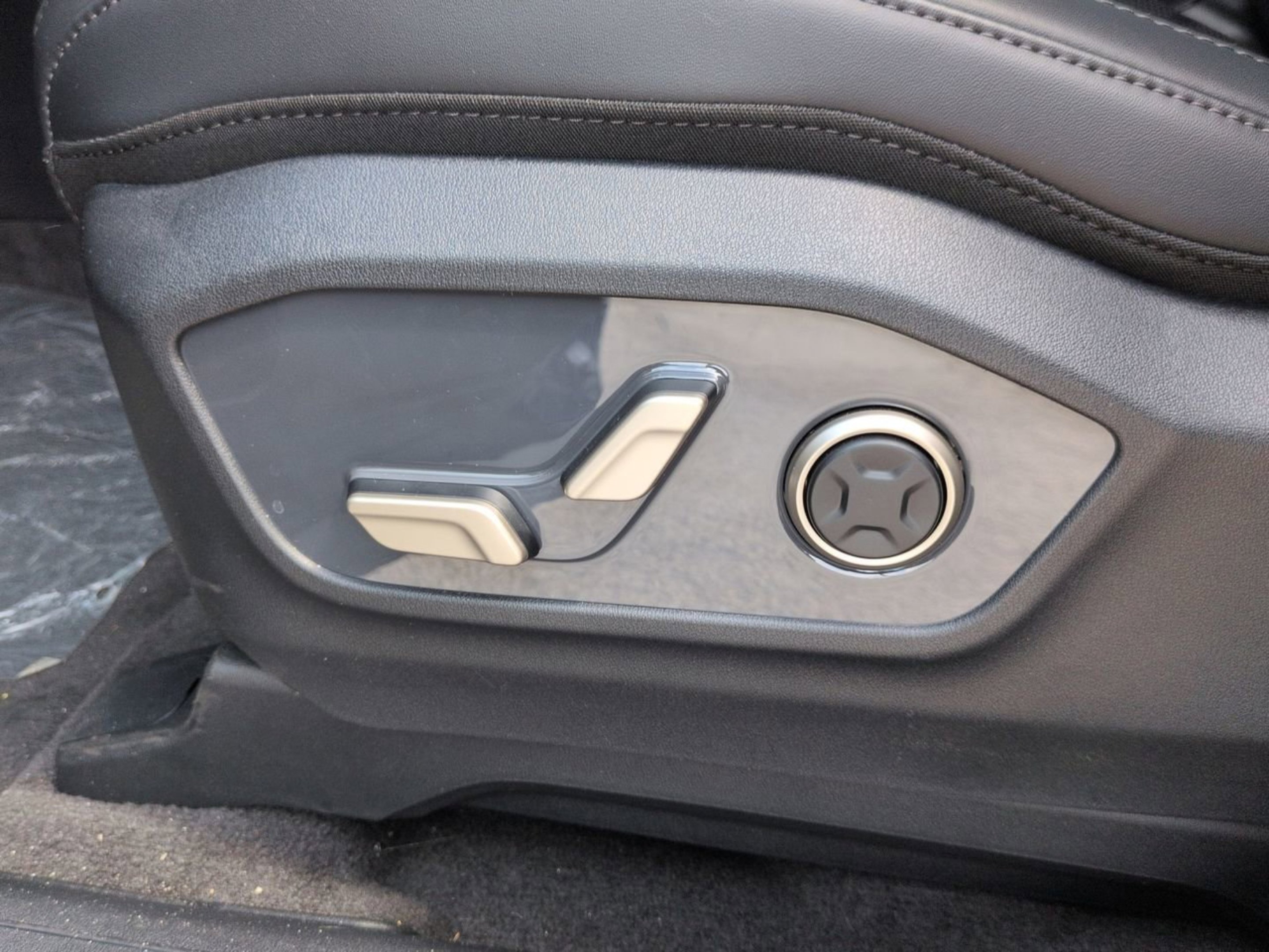 New 2027 Glacial White Pearl Kia EX image 19