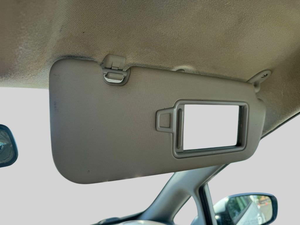 Used 2017 White Kia LX image 28