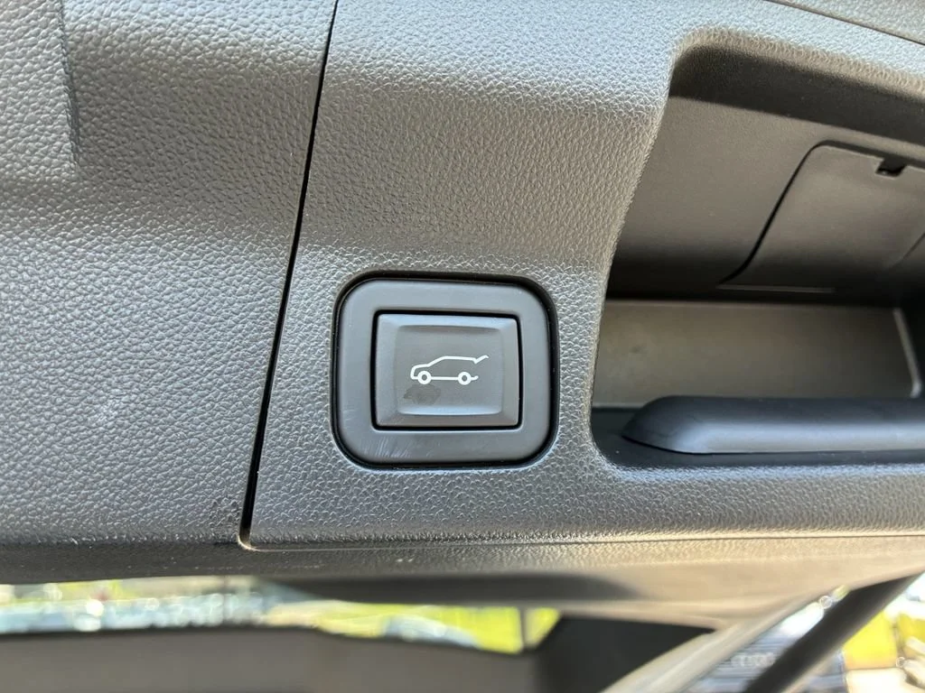 Used 2023 WHITE FROST TRICOAT GMC Denali image 21
