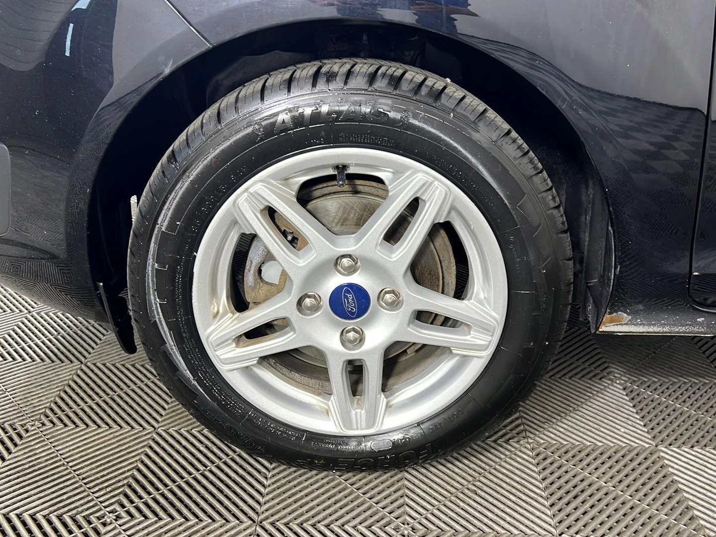 Used 2019 Shadow Black Ford SE image 9