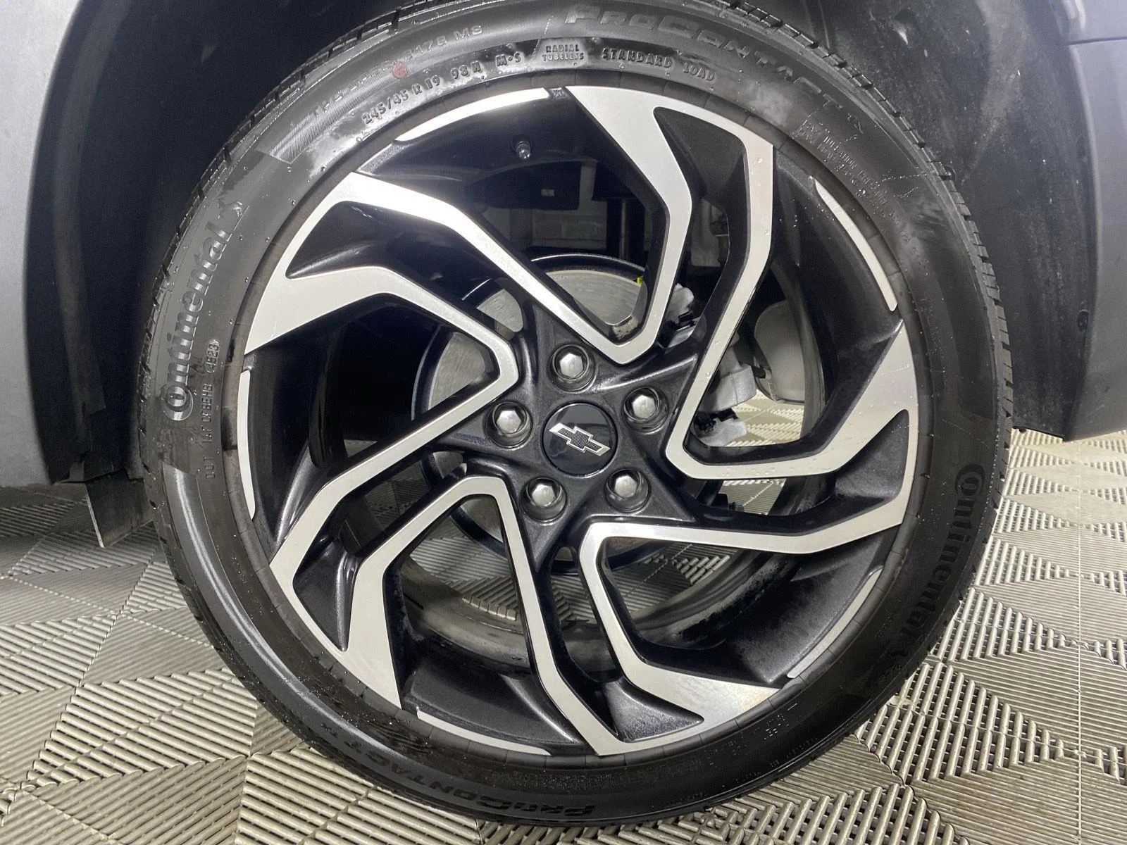 Used 2025 Iridescent Pearl Tricoat Chevrolet RS image 9